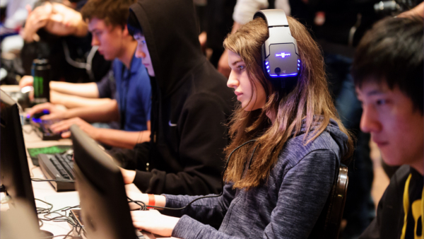 Females Make Almost 50- of Gamers in US, Survey Says.jpg